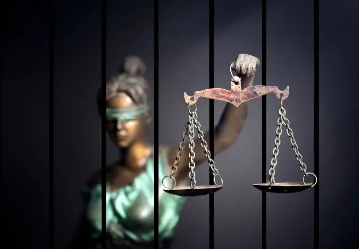 Sprawiedliwość waży dowody. Ucieczka z miejsca kolizji to poważne przestępstwo, za które grozi mandat i odpowiedzialność karna.