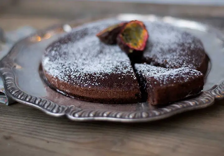 Kladdkaka med florsocker och passionsfrukt. Ett perfekt kladdkaka recept för fikat.