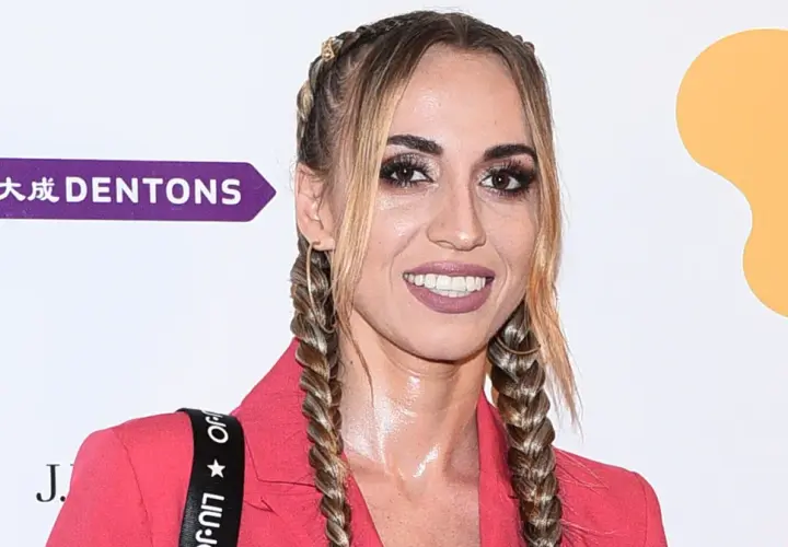 Marianna Schreiber kiedys, w różowej marynarce, z warkoczami i wyrazistym makijażem.