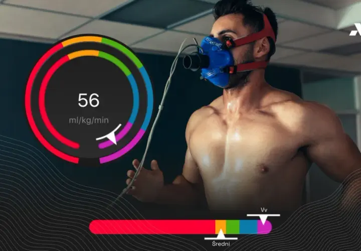 Mężczyzna w masce oddechowej podczas testu wysiłkowego. Wynik 56 ml/kg/min pokazuje jego VO2max, czyli co to jest maksymalne pobranie tlenu.