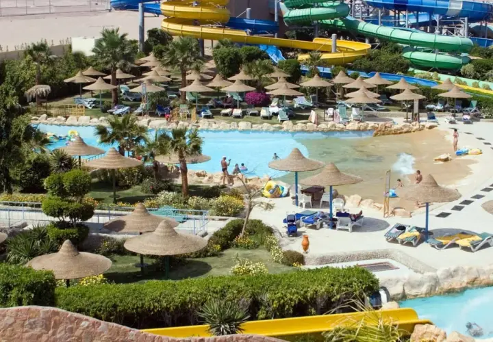 Wodne szaleństwo w Titanic Resort & Aquapark! Kolorowe zjeżdżalnie, baseny i palmy tworzą idealne miejsce na wakacyjny relaks.