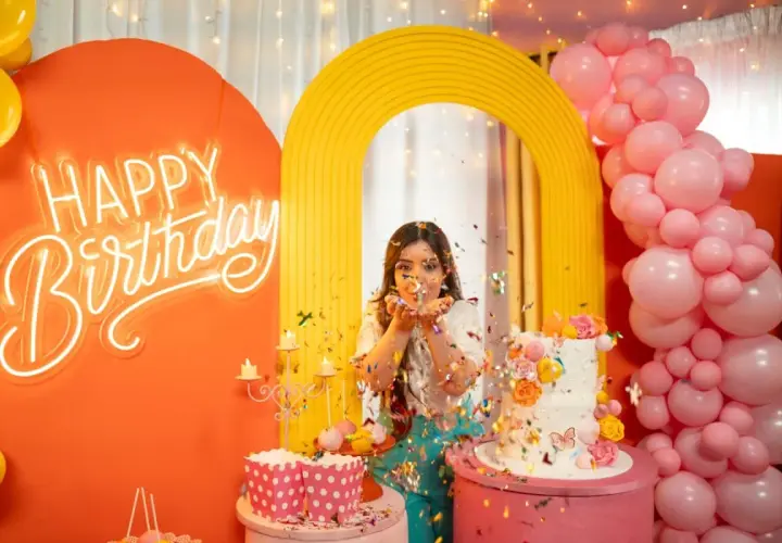 Kolorowe przyjęcie urodzinowe dla 15-latki z neonowym napisem "Happy Birthday", tortem i konfetti. Idealne miejsce, gdzie można zrobić urodziny dla 15 latki.