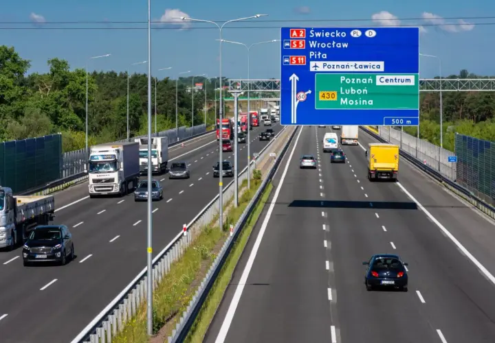 Autostradą A2 i S5 w kierunku Poznania. Znak drogowy podpowiada, ile kosztuje przejazd autostradą z Warszawy do Poznania, wskazując odległość 430 km.