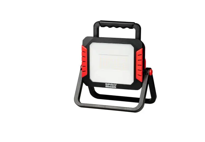 Reflektor LED PRO 50W. Czy 50w led ile to wat? To mocne światło robocze.