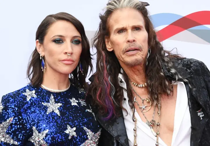 Steven Tyler z zespołu Aerosmith i jego partnerka na czerwonym dywanie.