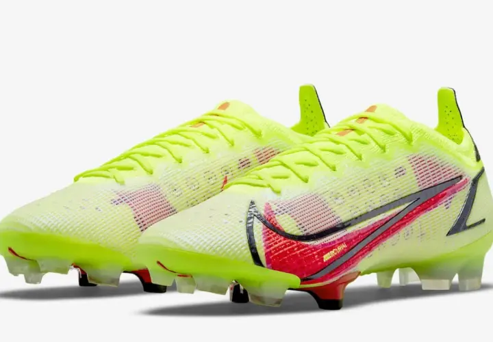Jaskrawożółte buty piłkarskie Nike Mercurial Vapor, w jakich butach gra Lewandowski, z czerwonymi i czarnymi detalami.