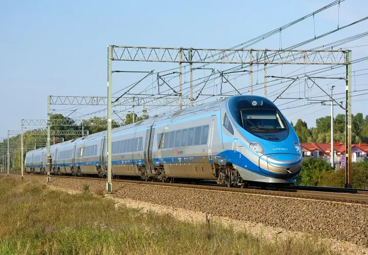 Pendolino EIP 2370 002-1 pędzi po torach.