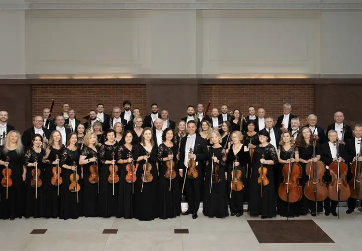 Orkiestra symfoniczna przygotowuje się do koncertu. W repertuarze opera królewska.
