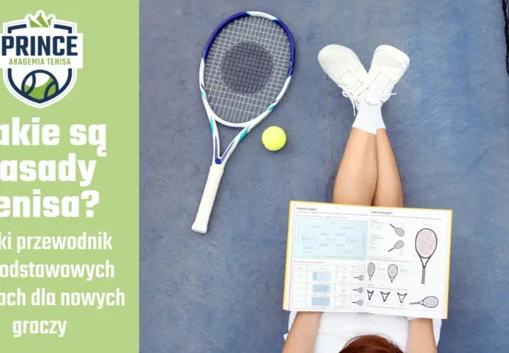 Na niebieskim korcie twardym leży rakieta tenisowa, piłka i podręcznik. Obok widać nogi w białych butach i skarpetkach.