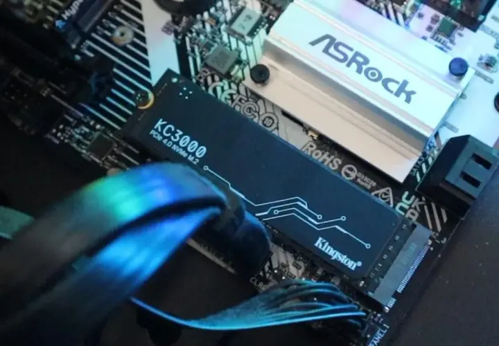 Dysk Kingston KC3000 z interfejsem pcie 4.0 NVMe M.2 zamontowany na płycie głównej ASRock.