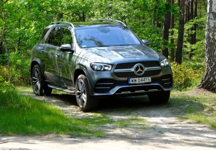 Mercedes GLE 300 d: Czy 4 cylindry wystarczą? Pełna analiza.