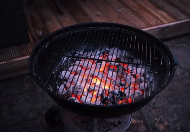 Brasero de barbecue prêt à l'emploi, avec des braises rougeoyantes. La question est : combien de charbon pour un barbecue réussi ?