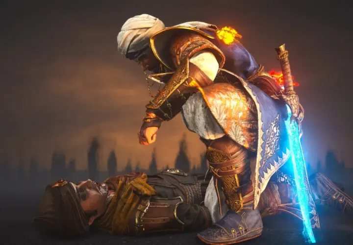 Postać z Assassin's Creed Mirage pochyla się nad pokonanym przeciwnikiem, jego miecz świeci na niebiesko.