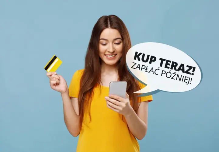 Uśmiechnięta dziewczyna z kartą płatniczą w dłoni, korzystająca z telefonu. Dymek z napisem "Kup teraz! Zapłać później!" sugeruje wygodne zakupy bez odsetek z Paypo.