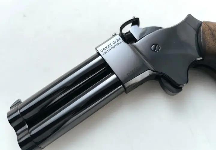 Błyszczący, czarny derringer "Great Gun" z Czech, z drewnianą rękojeścią.
