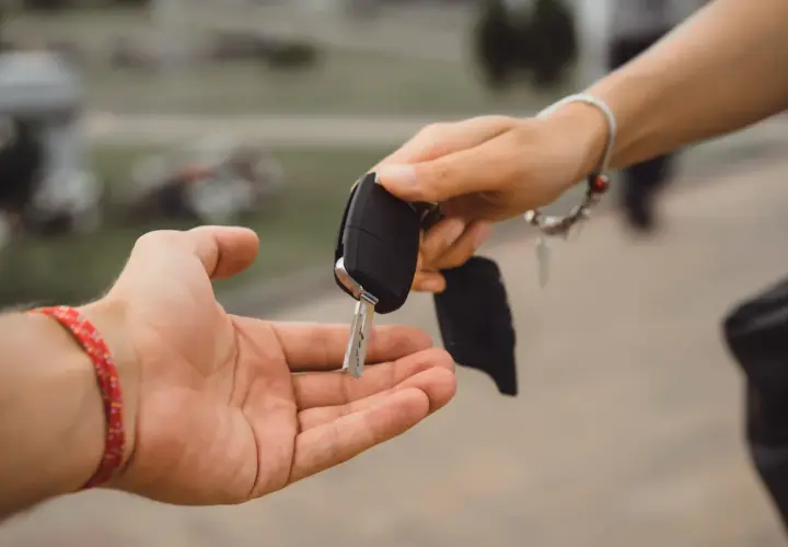 Przekazanie kluczyka samochodowego. Zastanawiasz się, ile kosztuje dorobienie klucza?