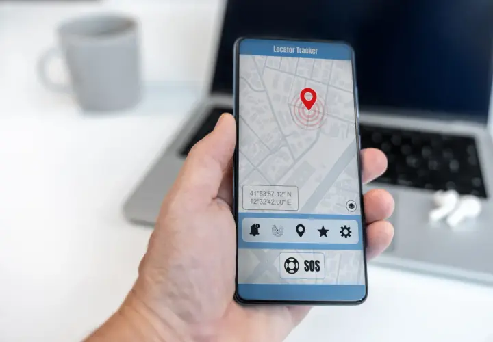 Aplikacja "Locator Tracker" pokazuje lokalizację telefonu na mapie z zaznaczonym punktem.