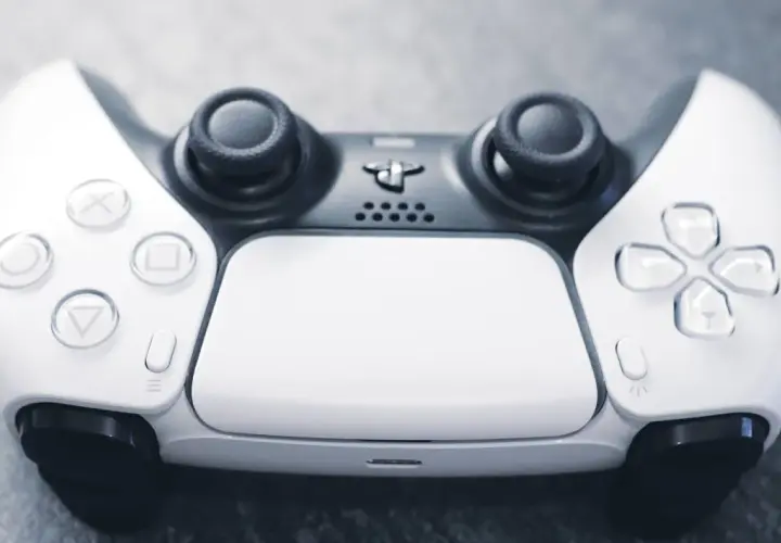 PS5 pionowo: Podstawka konieczna? Chroń konsolę przed awarią!