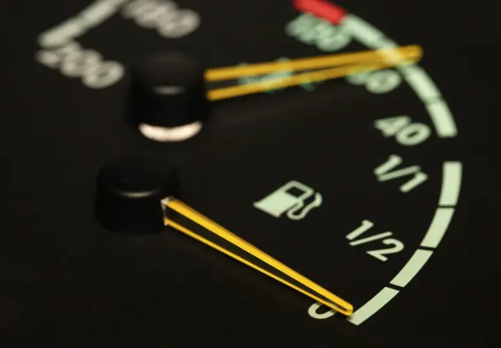 Indicador de combustible casi vacío. El consumo de combustible puede incrementarse cuando el tanque está bajo, ¡prepárate para repostar!