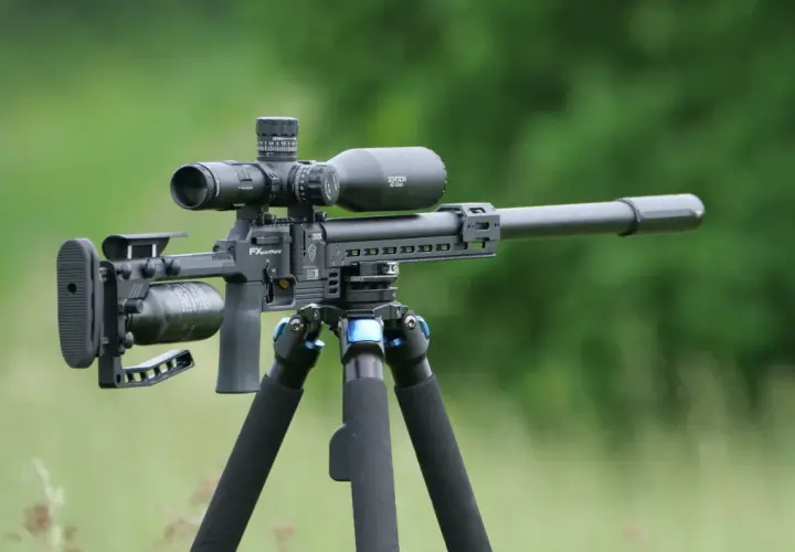 Carabine à air comprimé 100 joules, modèle FX Panthera, équipée d'une lunette Sightron, sur trépied Sirui.