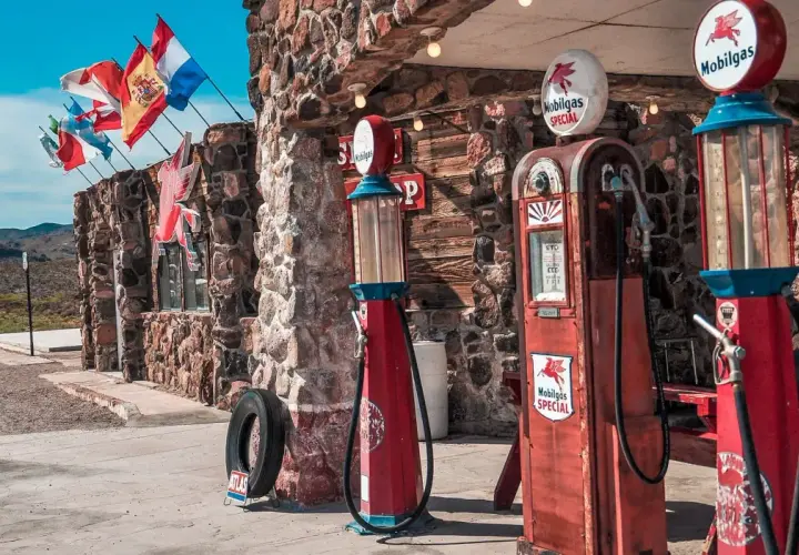 Stare dystrybutory paliwa Mobilgas i flagi przypominają o historycznych atrakcjach Route 66.