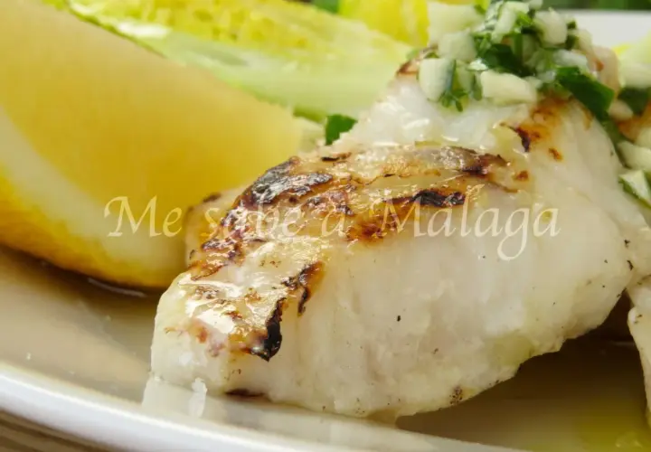 Un delicioso pescado rosado a la plancha, con patatas y ensalada. ¡Sabe a Málaga!