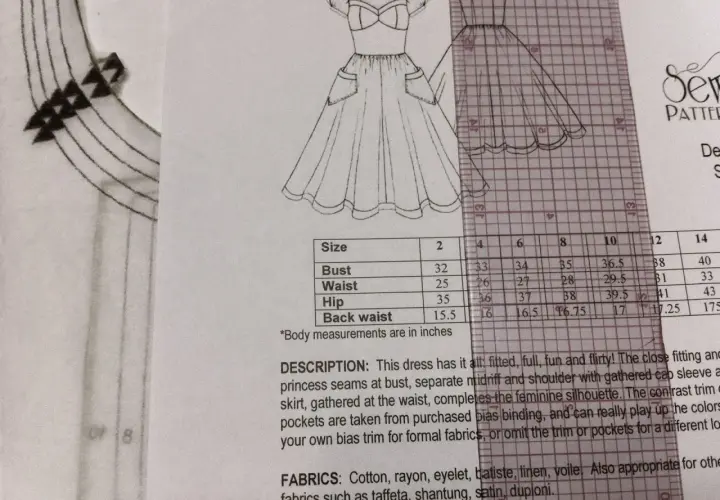 Sewing pattern for a dress with a size chart and description. Learn how to shorten a dress at the waist by consulting the measurements.