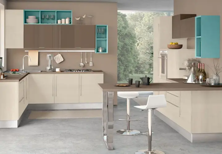 Cucina moderna con pensili color tortora e turchese, perfette idee pitture per cucina. Tavolo snack con sgabelli bianchi.