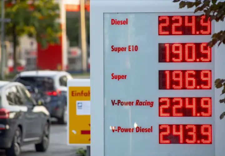 Cena paliwa w Niemczech: Diesel 224.9, Super E10 190.9, Super 196.9, V-Power Racing 224.9, V-Power Diesel 243.9.