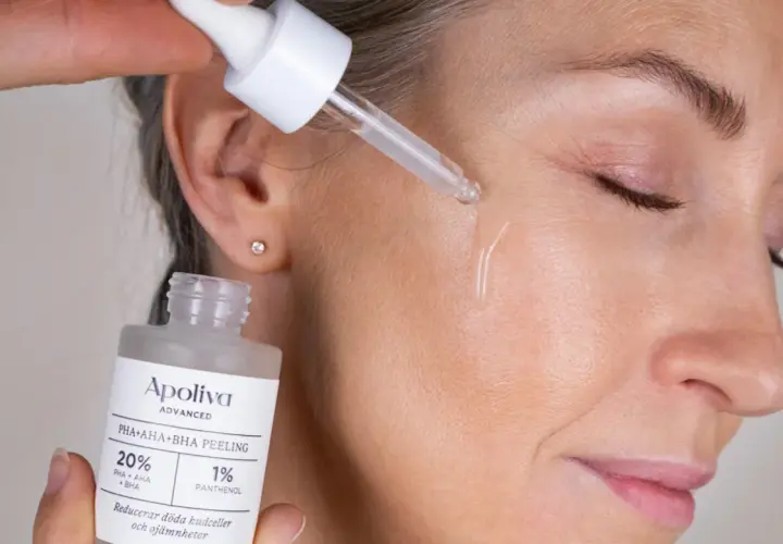 Droppe av PHA+AHA+BHA peeling från Apoliva appliceras på huden. En hudvårdsrutin för att reducera döda hudceller.
