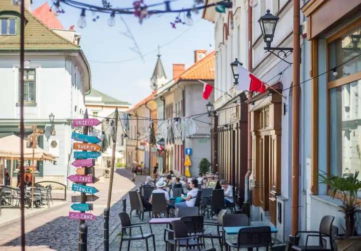 Ulica w polskim miasteczku przypomina Wiedeń. Kolorowe szyldy wskazują drogę do "Chill", "Burrito" i "Tequili".