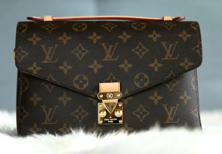 Louis Vuitton w Polsce: Gdzie kupić oryginał i uniknąć podróbek?
