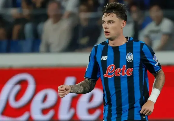 Piłkarz Atalanty w niebiesko-czarnej koszulce z logo "Lete" podczas meczu z Udinese.