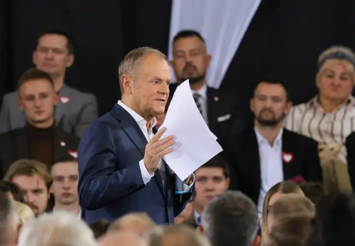 Donald Tusk przemawia, a jego doradcy analizują strategię walki z rosnącą Konfederacją.