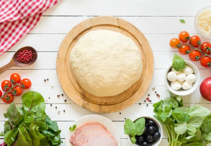 Świeże ciasto na pizzę, pomidorki, mozzarella, oliwki i bazylia. Zastanawiasz się, ile może leżeć ciasto na pizze?