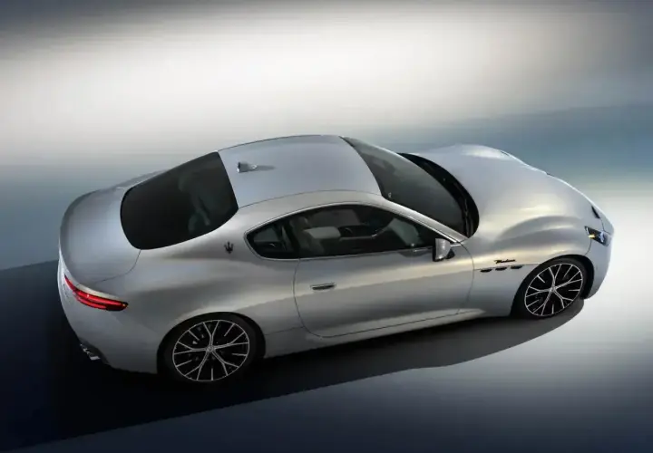 Srebrne Maserati z elegancką linią dachu. Zastanawiasz się, ile kosztuje Maserati? To luksusowe coupe zachwyca designem.