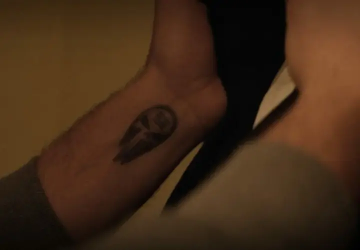 Tatouage du crâne du Punisher sur un avant-bras. Ce symbole, le punisher signification, représente la justice implacable.