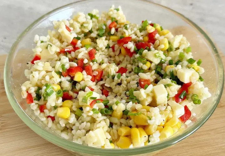 Kolorowa sałatka z kaszą bulgur, kukurydzą, papryką i serem.