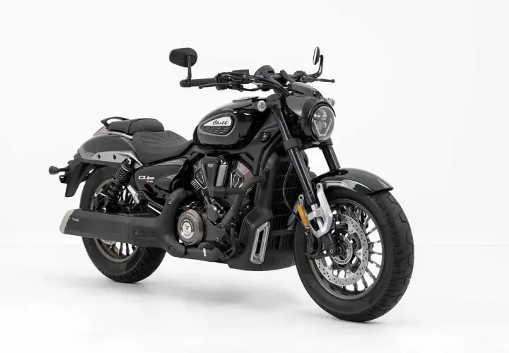 Motocicleta Voge custom negra, estilo cruiser, con detalles cromados y asiento doble.
