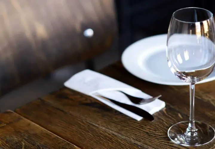 Ile kosztuje lampka wina w restauracji? Ceny, które Cię zaskoczą
