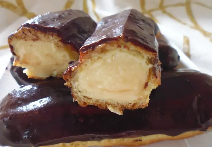 Un delizioso eclair dolce, con la sua glassa al cioccolato lucida e un ripieno cremoso.