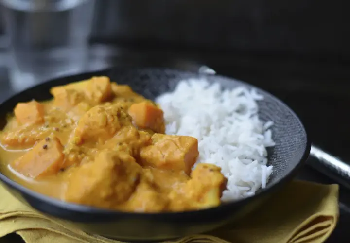 Sos curry z mlekiem kokosowym: Przepis + wskazówki, by zawsze wyszedł!
