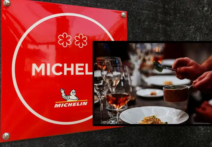 Czerwona tablica z dwoma kwiatkami symbolizującymi gwiazdkę Michelin. Obok elegancko nakryty stół, gdzie kucharz serwuje danie.