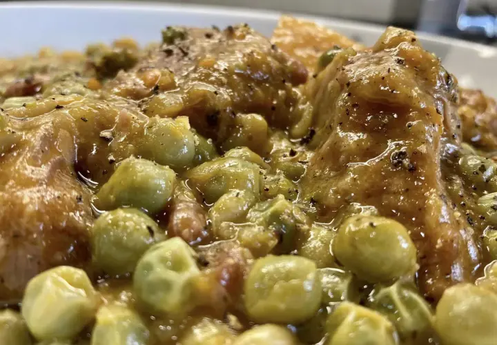 Un primo piatto gustoso: seppie con piselli, cotte lentamente in un sugo saporito e profumato.