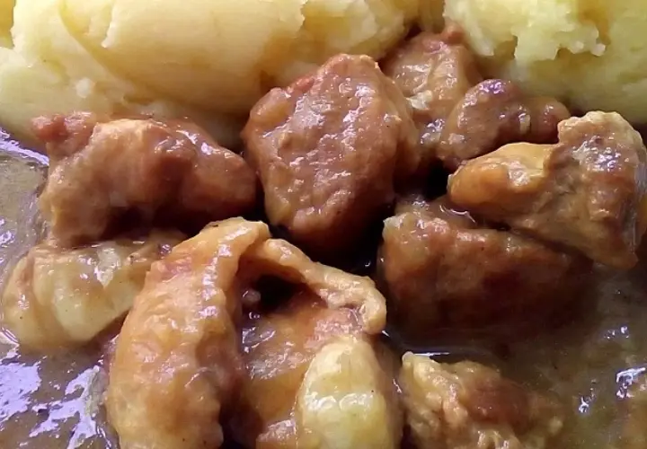 Idealny gulasz z łopatki wieprzowej: Mięso, które rozpływa się w ustach