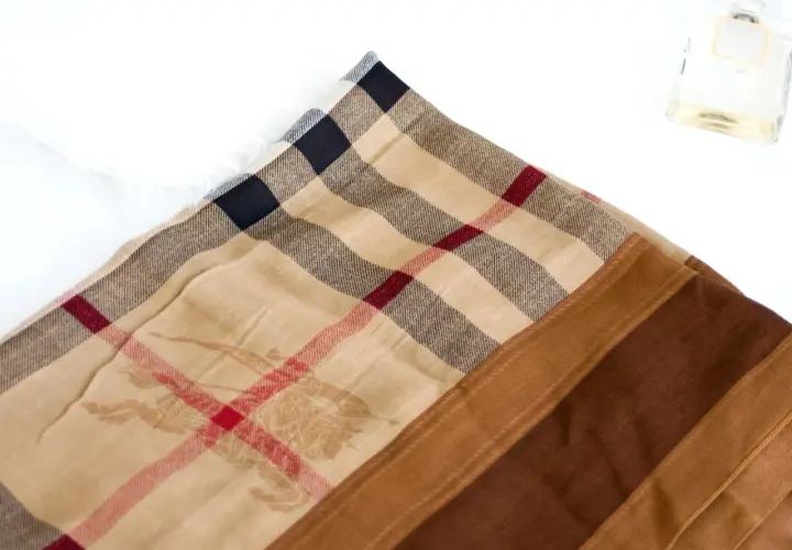 Jak rozpoznać oryginalny szalik Burberry? Zwróć uwagę na charakterystyczną kratę, subtelny wzór jeźdźca i jakość materiału.