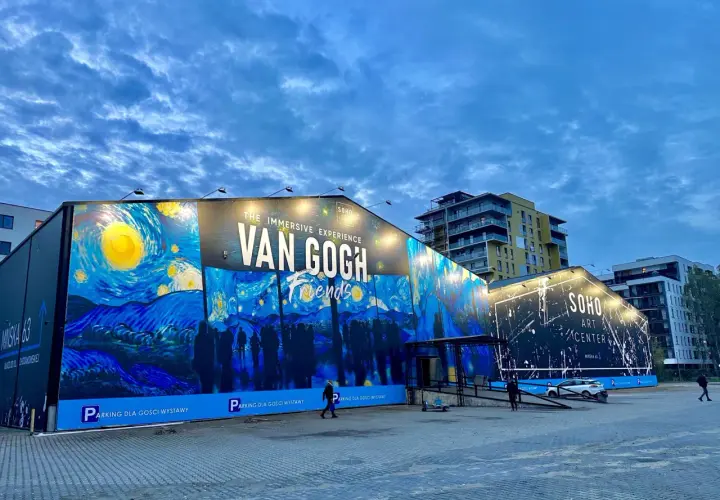 SOHO ART CENTER zaprasza na immersyjne doświadczenie Van Gogha. Gwiaździsta noc zdobi fasadę budynku.