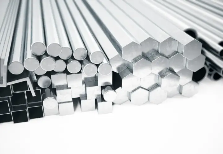 Różnorodne stopy aluminium: okrągłe, kwadratowe, sześciokątne pręty i rury, gotowe do produkcji.