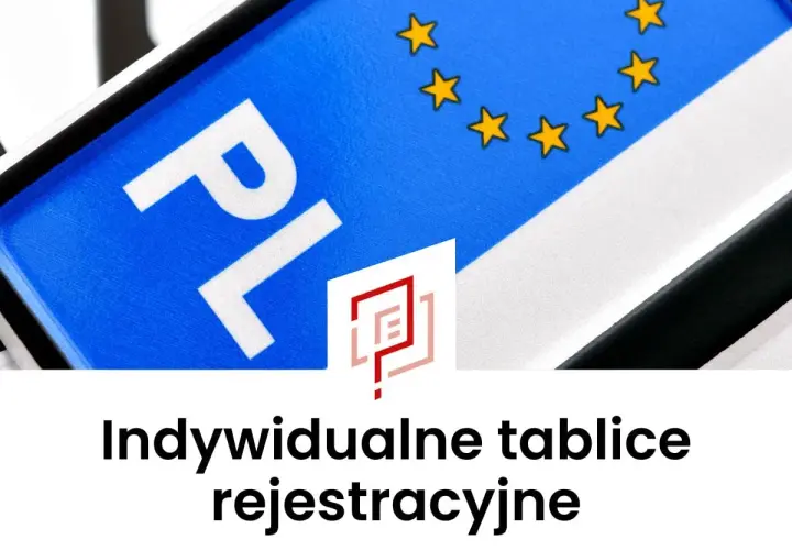 Zbliżenie na polską tablicę rejestracyjną z symbolem Unii Europejskiej i logo.