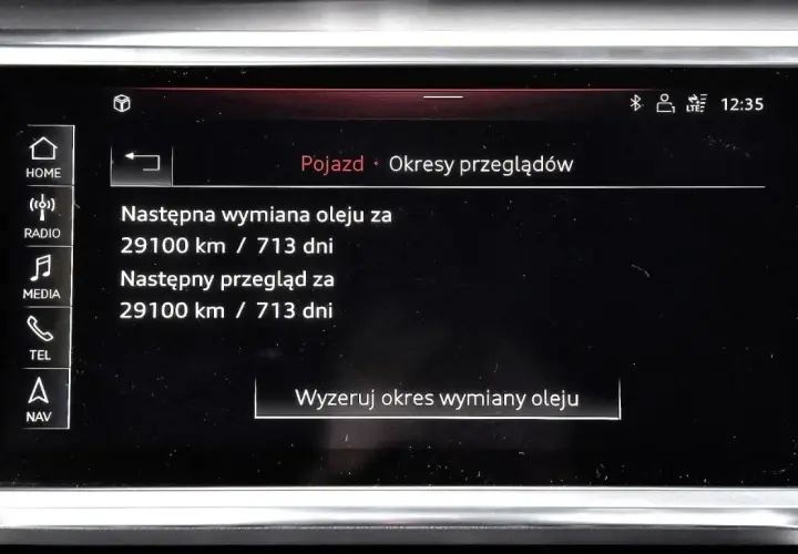 Wyświetlacz samochodu pokazuje, co ile wymieniac olej w aucie benzyna: za 29100 km lub 713 dni.